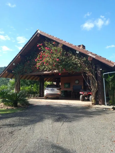 Linda casa de 3 dormitórios, com 660,00 m², bem distribuídos, localizada em São Leopoldo.