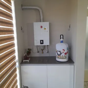 Apartamento semi mobilado com 2 dormitórios e 2 vagas de garagens disponível para venda