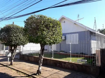 Casa mixta de 3 dormitórios com amplo pátio no Bairro Rio Branco