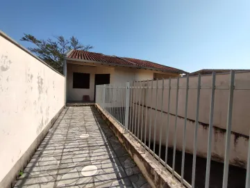 Casa de alvenaria de 2 dormitórios, com 2 vagas de garagem no Bairro Santo André em São Leopoldo.