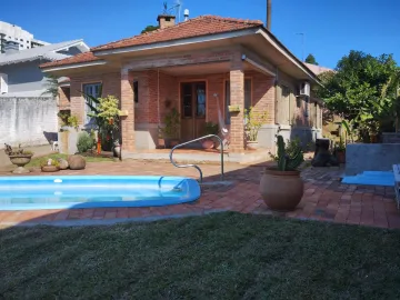 Casa com dois dormitórios e piscina