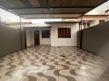 Ótima casa 2 dormitórios com vaga de garagem, pátio e jardim