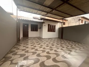 Ótima casa 2 dormitórios com vaga de garagem, pátio e jardim