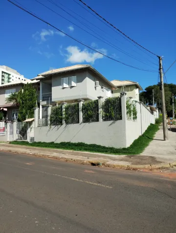 Lindo sobrado com 3 dormitórios, suíte, piscina e uma vista incrível, localizado na Campestre.