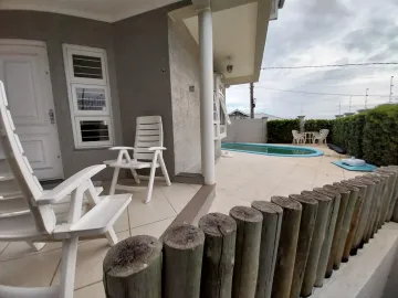 Lindo sobrado com 3 dormitórios, suíte, piscina e uma vista incrível, localizado na Campestre.