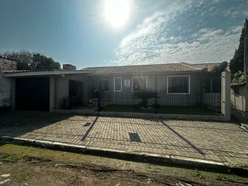 Casa de alvenaria em ótimo estado de conservação, 3 dormitórios, suíte e vaga de garagem coberta.