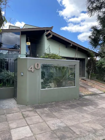 Casa com Três dormitórios e piscina em bairro nobre