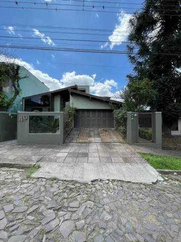 Casa com Três dormitórios e piscina em bairro nobre