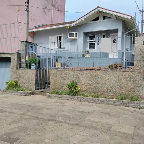 Casa com dois quartos, sendo 01 sute, amplo quiosque, semi-mobiliada, no Bairro Rio Branco.