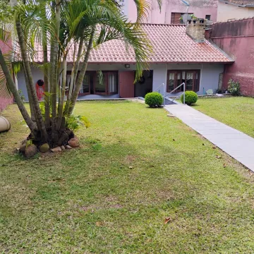 Casa com dois quartos, sendo 01 suíte, amplo quiosque, semi-mobiliada, no Bairro Rio Branco.