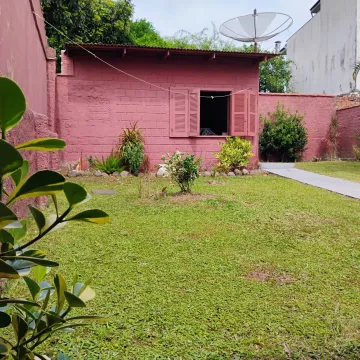 Casa com dois quartos, sendo 01 suíte, amplo quiosque, semi-mobiliada, no Bairro Rio Branco.