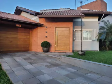 Casa plana de alvenaria, 2 quartos, suíte, 2 vagas de garagem no Bairro Feitoria, Independência em São Leopoldo.