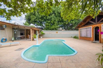 Casa com 4 dormitrios, piscina e um amplo quintal, no Rio Branco, em So Leopoldo.