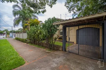 Casa com 4 dormitórios, piscina e um amplo quintal, no Rio Branco, em São Leopoldo.