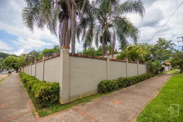 Casa com 4 dormitórios, piscina e um amplo quintal, no Rio Branco, em São Leopoldo.