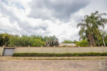 Casa com 4 dormitórios, piscina e um amplo quintal, no Rio Branco, em São Leopoldo.