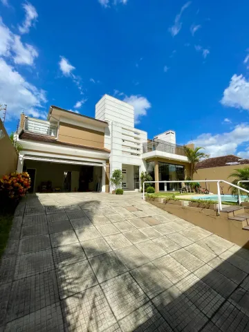 Casa com trs dormitrios e piscina em bairro nobre