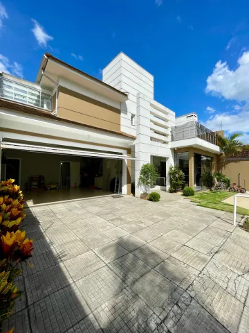 Casa com três dormitórios e piscina em bairro nobre