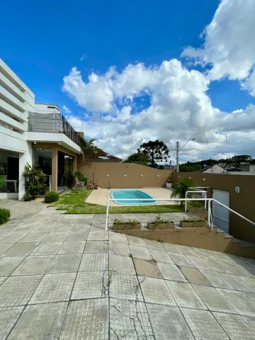 Casa com três dormitórios e piscina em bairro nobre