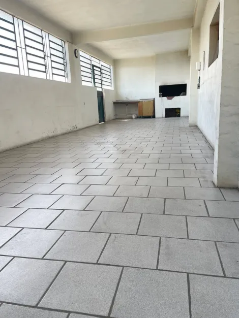 Prédio comercial no bairro Fião, com 525m² de área total,