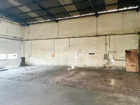 Prédio comercial no bairro Fião, com 525m² de área total,