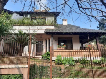 Casa com 4 dormitrios e piscina no Bairro Jardim das Accias