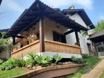 Casa com 4 dormitórios e piscina no Bairro Jardim das Acácias