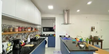 Apartamento com 2 dormitórios, sendo 1 suíte, sacada com churrasqueira no Morro do Espelho