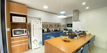 Apartamento com 2 dormitórios, sendo 1 suíte, sacada com churrasqueira no Morro do Espelho