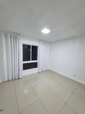 Apartamento com 2 dormitórios e garagem coberta