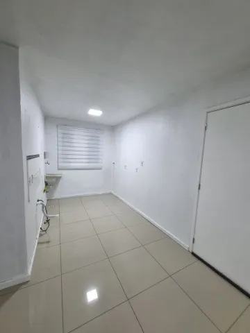 Apartamento com 2 dormitórios e garagem coberta