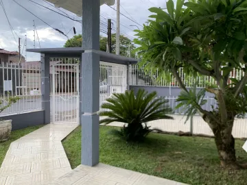 Linda Casa de alvenaria no Centro de São Leopoldo em ótimo estado de conservação, 3 quartos, suíte, 3 vagas de garagem, churrasqueira, pátio com piscina.