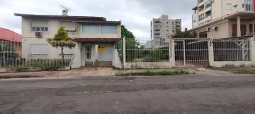 Casa de alvenaria localizada no Bairro Scharlau, com terreno amplo e plano.